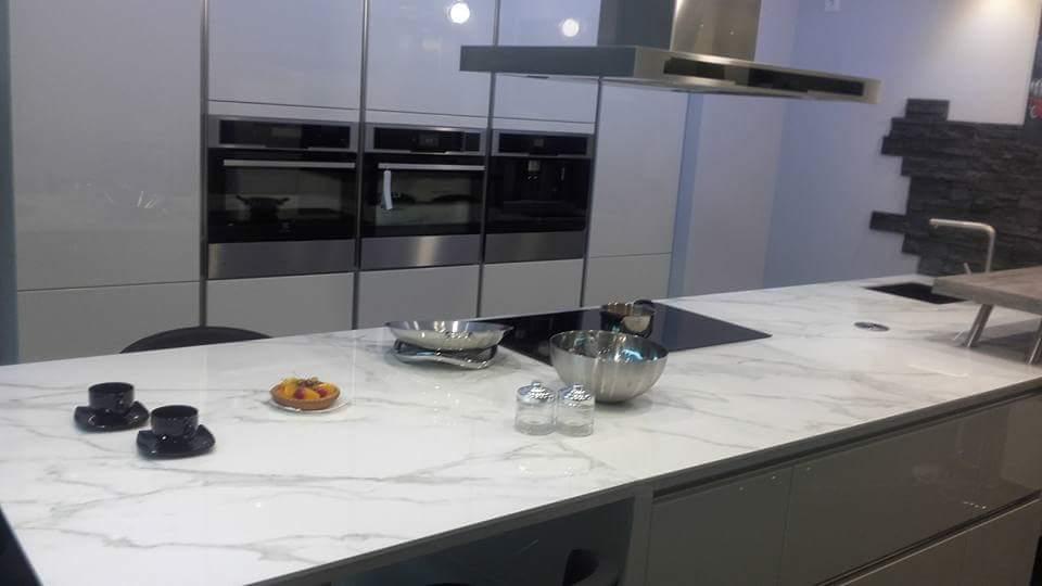 Bucătărie contemporană cu blat din Dekton.