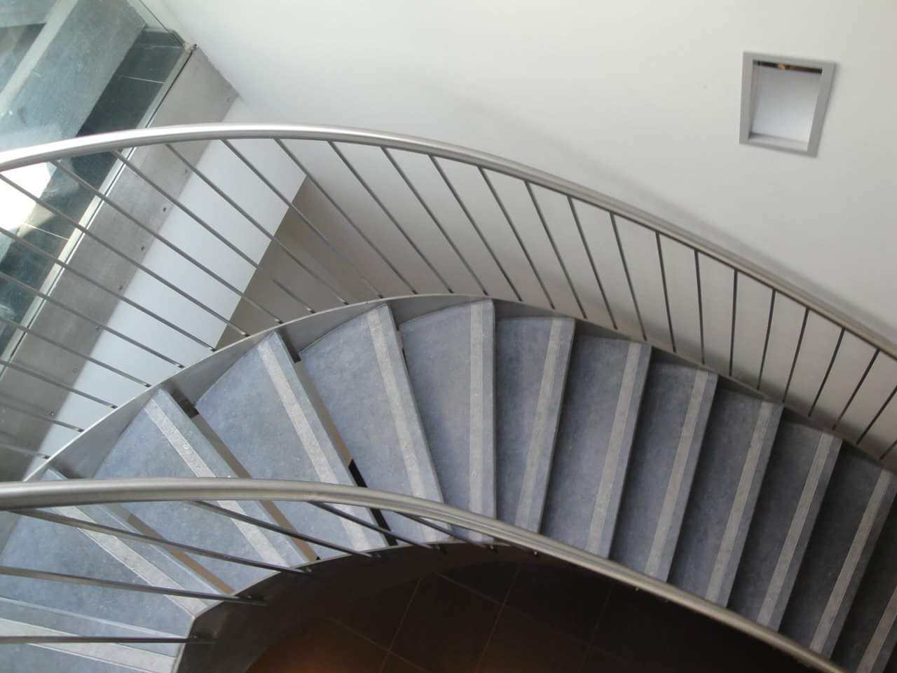 Scară din piatră albastră pe structură din inox.